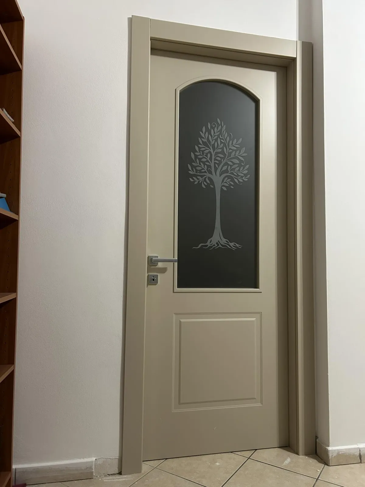 Porta interna classica color tortora pantografata con inserto in vetro artistico decorato con disegno ad albero - Forlì.